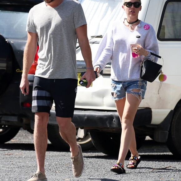 Liam Hemsworth et sa petite-amie Miley Cyrus vont prendre le petit-déjeuner à Byron Bay en Australie, le 28 avril 2016.