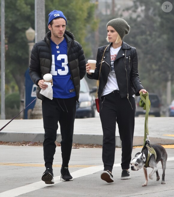 Exclusif - Kate Mara et son compagnon Jamie Bell promènent leurs chiens dans les rues de Silverlake, le 11 décembre 2016.