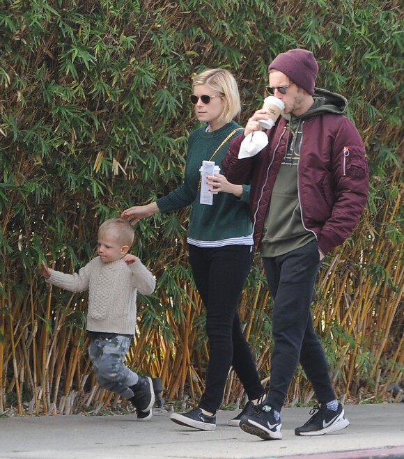 Exclusif - Jamie Bell se balade avec sa petite amie Kate Mara et son fils à Silver Lake, le 10 décembre 2016.
