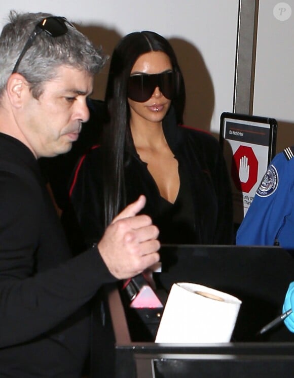 Kim Kardashian et Scott Disick arrivent à l'aéroport de Los Angeles le 11 janvier 2017 pour se rendre à Dubai pour sa premiere sortie officielle.