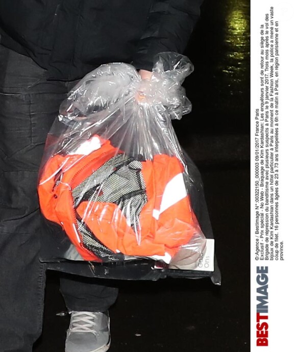 Les policiers de la BRB reviennent avec des pièces à conviction lors des perquisitions et arrestations des braqueurs de Kim Kardashian le 9 janvier 2017.