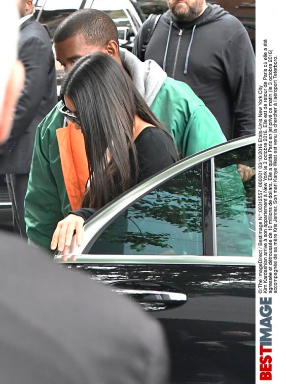 Kim Kardashian arrive de Paris à son appartement de NY, le 3 octobre 2016 après le braquage dont elle a été victime dans la nuit du 2 au 3 octobre 2016.
