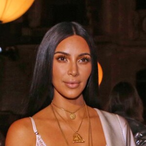 Kim Kardashian lors du défilé de mode Givenchy à Paris le 2 octobre 2016, peu avant le braquage dont elle a été victime.