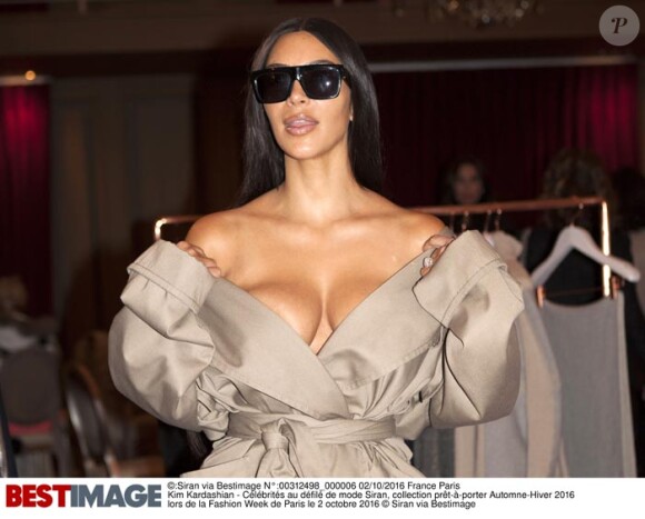 Kim Kardashian lors du défilé de mode Siran à Paris le 2 octobre 2016, peu avant le braquage dont elle a été victime dans la nuit du 2 au 3 octobre 2016.