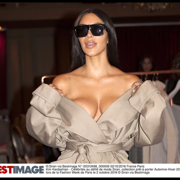 Kim Kardashian lors du défilé de mode Siran à Paris le 2 octobre 2016, peu avant le braquage dont elle a été victime dans la nuit du 2 au 3 octobre 2016.