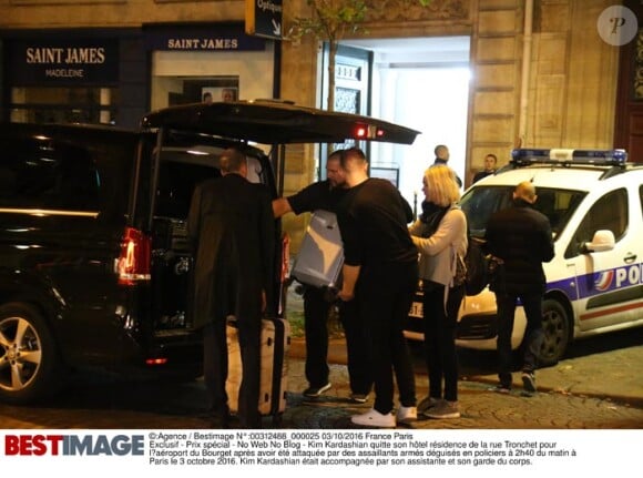 Exclusif : Kim Kardashian quitte son hôtel résidence de la rue Tronchet après le braquage dans la nuit du 2 au 3 octobre 2016 pour rentrer à NY.