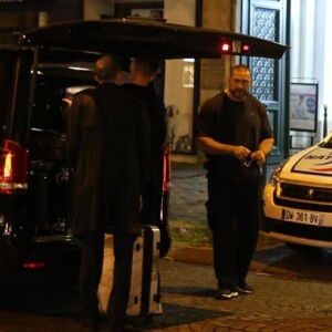 Exclusif : Kim Kardashian quitte son hôtel résidence de la rue Tronchet après le braquage dans la nuit du 2 au 3 octobre 2016 pour rentrer à NY.