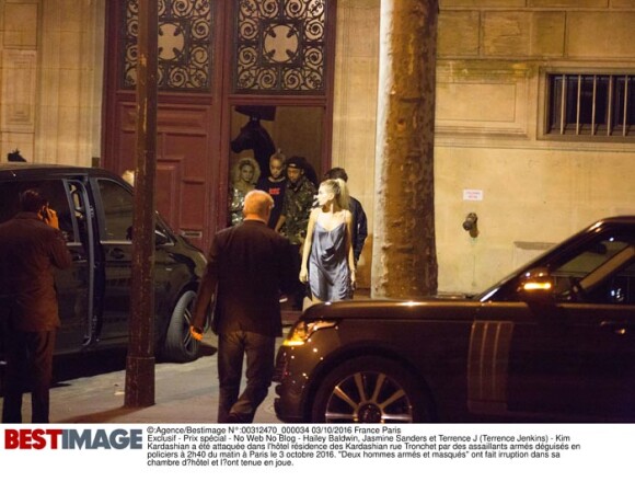 Exclusif : Kourtney Kardashian et les amies de Kim Kardashian quittent l'hôtel Pourtales après l'avoir réconforter la nuit du braquage le 2 et 3 octobre 2016