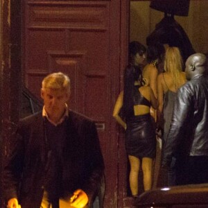 Exclusif : Kourtney Kardashian et les amies de Kim Kardashian arrivent à l'hôtel Pourtales pour réconforter Kim la nuit du braquage le 2 et 3 octobre 2016