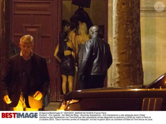 Exclusif : Kourtney Kardashian et les amies de Kim Kardashian arrivent à l'hôtel Pourtales pour réconforter Kim la nuit du braquage le 2 et 3 octobre 2016