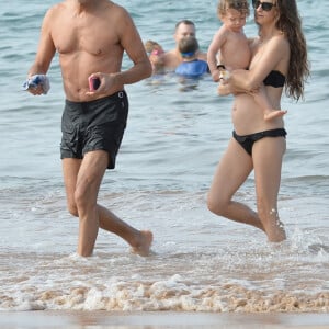 Jeff Goldblum se relaxe sur une plage de Hawaï avec sa femme Emilie Livingston et leur fils Charlie à Hawaï le 11 décembre 2016