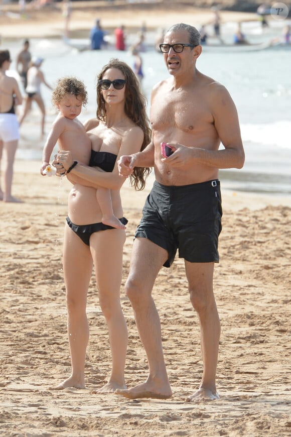 Jeff Goldblum se relaxe sur une plage de Hawaï avec sa femme Emilie Livingston et leur fils Charlie à Hawaï le 11 décembre 2016