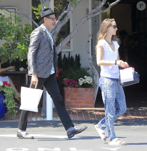 Jeff Goldblum et sa femme Emilie Livingston font du shopping chez Fred Segal's à West Hollywood, Californie, Etats-Unis, le 5 juillet 2016.