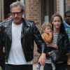 Jeff Goldblum avec sa femme Emilie Livingston et leur fils Charlie se promènent à New York, le 16 juin 2016