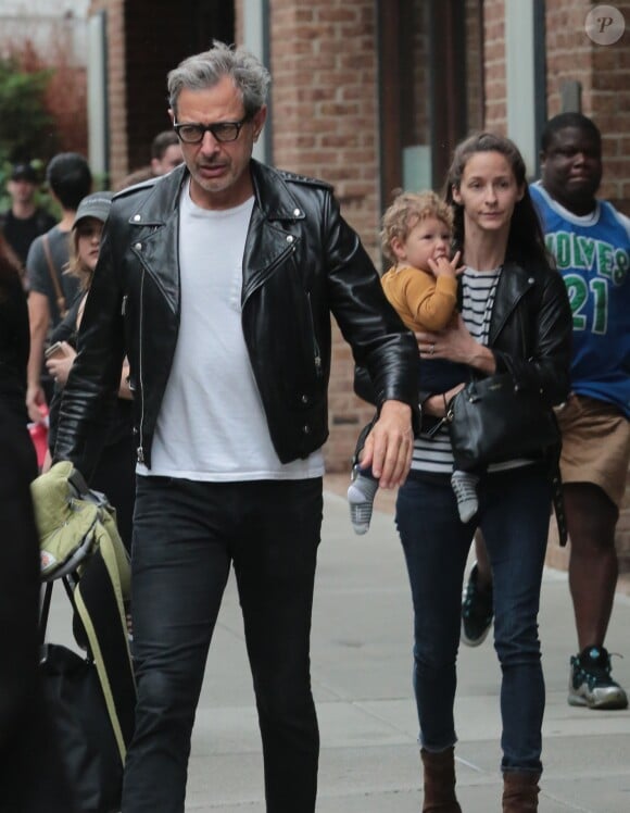 Jeff Goldblum avec sa femme Emilie Livingston et leur fils Charlie se promènent à New York, le 16 juin 2016