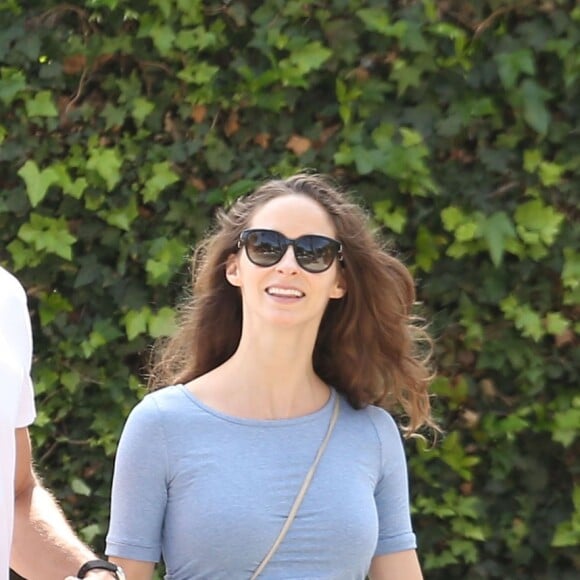 Jeff Goldblum et sa femme Emilie Livingston, enceinte, promènent leur chien dans les rues de Hollywood, le 22 mars 2015