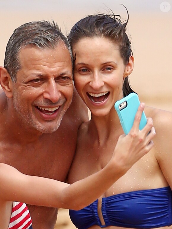 eff Goldblum et sa fiancée Emilie Livingston profitent de leurs vacances à Hawaii, le 15 juillet 2014.
