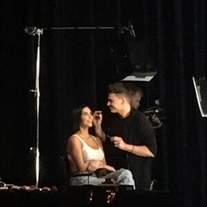 Kim Kardashian à Dubaï pour son premier événement officiel depuis le vol de ses bijoux à Paris . La star américaine effectuait son grand retour à l'occasion d'un masterclass maquillage avec l'artiste Mario Dedivanovic, intitulé The Masterclass Dubai featuring Kim and Mario au Palm Jumeirah . Mais pour les 500 jeunes femmes présentes (dont 400 avaient déboursé 2000 dollars pour poser avec la star) le résultat fut très décevant. Elles n'ont pas pu discuter avec leur star et ont dû se contenter d'un "Hello How are You?" clic clac et au prochain. Par contre, Kim va pouvoir repartir avec un joli pactole, (400 x 2000), environ 1 million de dollars. C'est ce qui s'appelle le selfie le plus cher du monde. Dubaï le 13 janvier 2017