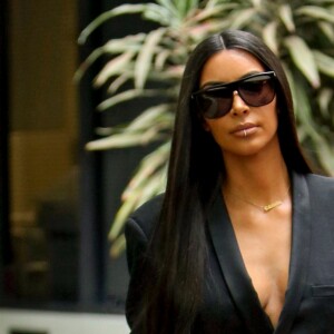 Exclusif - Kim Kardashian s'est rendue chez le médecin à Los Angeles, c'est le même médecin qu'elle avait consulté pour les soins prénataux lors de ses accouchements; Elle porte un jean très déchiré et un percing sur la lèvre inférieur à Los Angeles le 5 janvier 2017