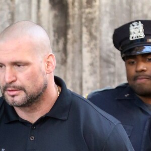 Pascal Duvier, le garde du corps de Kim Kardashian en bas de l'appartement de Kim Kardashian et son mari Kanye West à New York, le 6 octobre 2016. Pascal Duvier charge les bagages car le couple va aller prendre un jet privé.