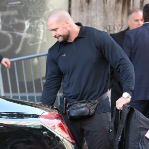 Pascal Duvier, le garde du corps de Kim Kardashian en bas de l'appartement de Kim Kardashian et son mari Kanye West à New York, le 6 octobre 2016. Pascal Duvier charge les bagages car le couple va aller prendre un jet privé. La presse a beaucoup parlé de Pascal Duvier qui était avec Kim Kardashian pendant la fashion week à Paris. Les rumeurs disent qu'il pourrait être renvoyé après l'agression de Kim Kardashian à Paris.