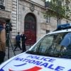 La Police Technique et Scientifique quitte l'hôtel résidence ou Kim Kardashian a été attaquée par des assaillants armés déguisés en policiers à 2h40 du matin à Paris le 3 octobre 2016