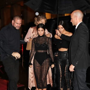 Pascal Duvier (garde du corps) escorte Kim et Kourtney Kardashian qui quittent le Ritz avec Jasmine Sanders pour se rendre à l'hôtel Costes sous la pluie à Paris le 30 septembre 2016. © Cyril Moreau / Bestimage