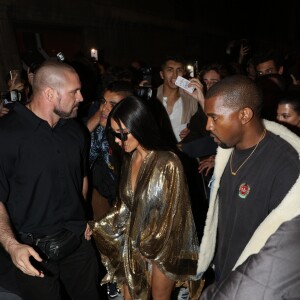 Pascal Duvier (garde du corps) escorte Kim Kardashian, Kanye West et Kourtney Kardashian se rendent à l'after-show "Balmain" au restaurant "Loulou" à Paris, le 29 septembre 2016.