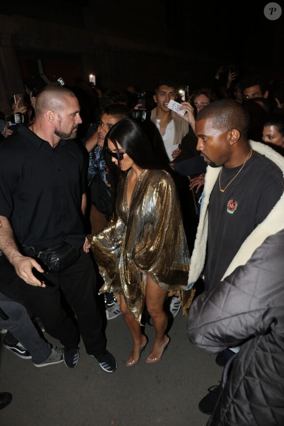 Pascal Duvier (garde du corps) escorte Kim Kardashian, Kanye West et Kourtney Kardashian se rendent à l'after-show "Balmain" au restaurant "Loulou" à Paris, le 29 septembre 2016.