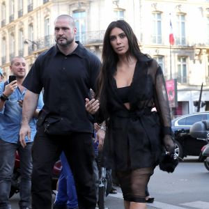 Pascal Duvier (garde du corps) escorte Kim Kardashian devant le restaurant l'Avenue à Paris le 28 septembre 2016. © Cyril Moreau / Bestimage