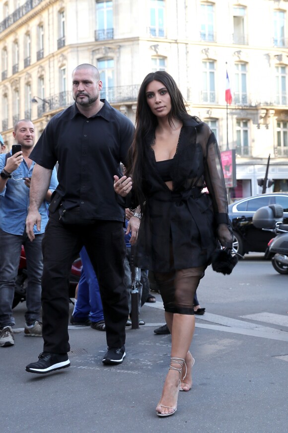 Pascal Duvier (garde du corps) escorte Kim Kardashian devant le restaurant l'Avenue à Paris le 28 septembre 2016. © Cyril Moreau / Bestimage