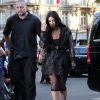 Pascal Duvier (garde du corps) escorte Kim Kardashian devant le restaurant l'Avenue à Paris le 28 septembre 2016. © Cyril Moreau / Bestimage