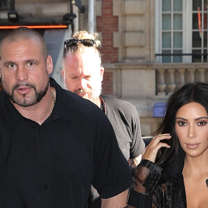 Pascal Duvier (garde du corps) escorte Kim Kardashian, sa mère Kris Jenner et son compagnon Corey Gamble arrivent à un rendez-vous à la maison Balmain mais se trompent et entrent à l'EFAP à Paris le 28 septembre 2016. © Cyril Moreau / Bestimage