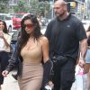 Pascal Duvier (garde du corps) escorte Kim Kardashian fait du shopping chez Holt Renfrew à Toronto, Canada, le 31 août 2016.