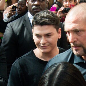 Pascal Duvier (garde du corps) escorte Kim Kardashian lors de la présentation de sa nouvelle gamme de produit au "Marionnaud" Champs Elysée à Paris France, Paris, 15 avril 2015.