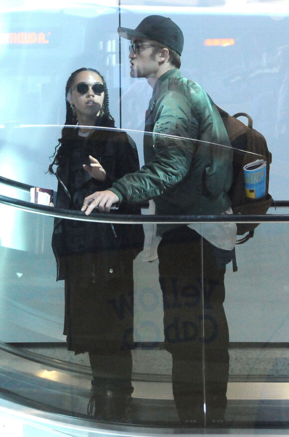 Robert Pattinson et sa petite amie FKA Twigs à l'aéroport de LAX à Los Angeles, le 3 octobre 2016.