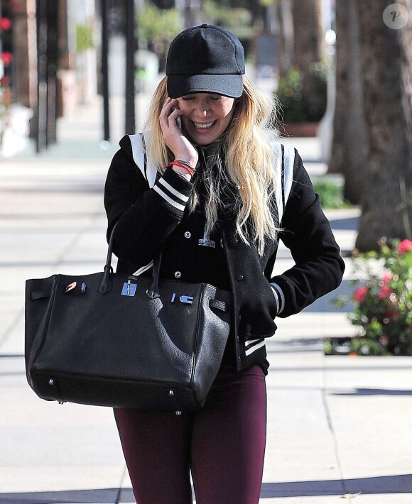 Hilary Duff téléphone dans la rue en se rendant à son cours de gym le 17 janvier 2017