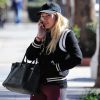 Hilary Duff téléphone dans la rue en se rendant à son cours de gym le 17 janvier 2017