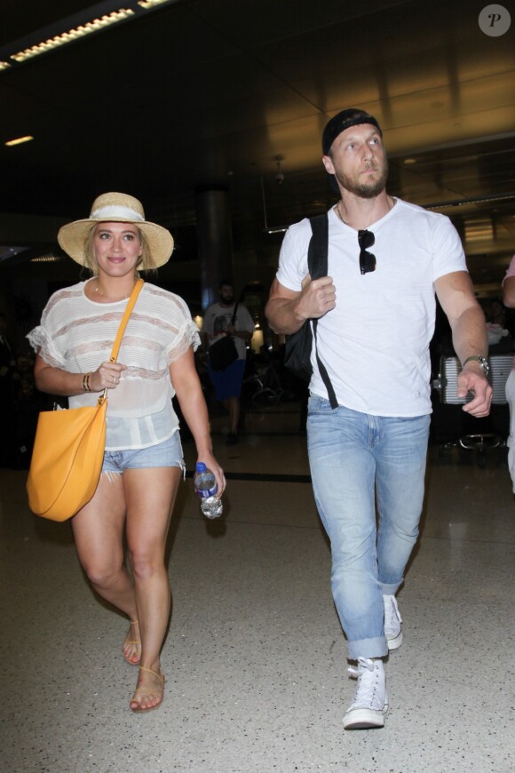 Hilary Duff et Jason Walsh arrivent à l'aéroport Lax de Los Angeles le 14 novembre 2016
