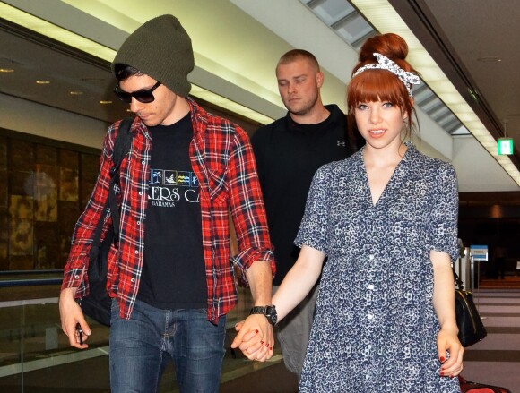 Carly Rae Jepsen et Matthew Koma à l'aeroport de Narita à Chiba au Japon le 20 juin 2013.