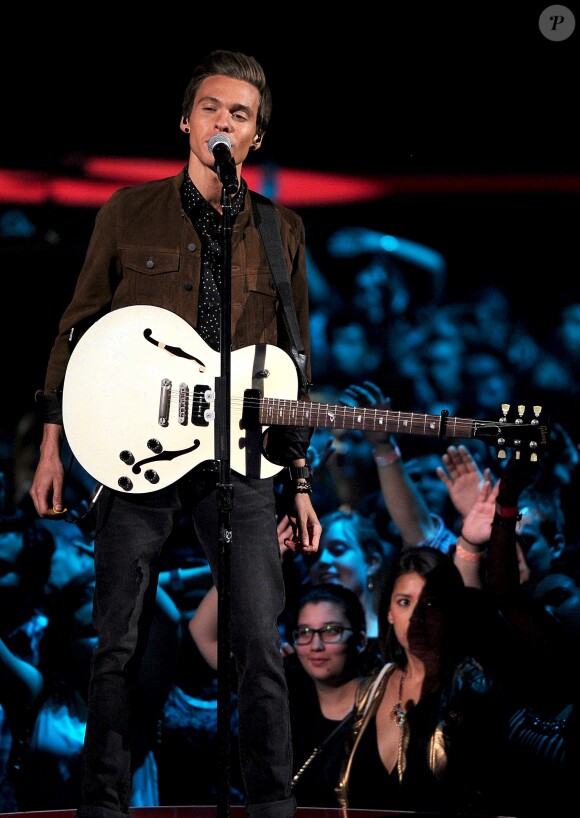 Matthew Koma sur la scène des MTV Movie Awards au Nokia Theatre à Los Angeles le 13 avril 2014