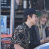 Exclusif - Hilary Duff déjeune en terrasse à Los Angeles avec son nouveau compagnon le 15 janvier 2017.