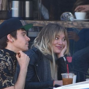 Exclusif - Hilary Duff déjeune en terrasse à Los Angeles avec son nouveau compagnon le 15 janvier 2017.