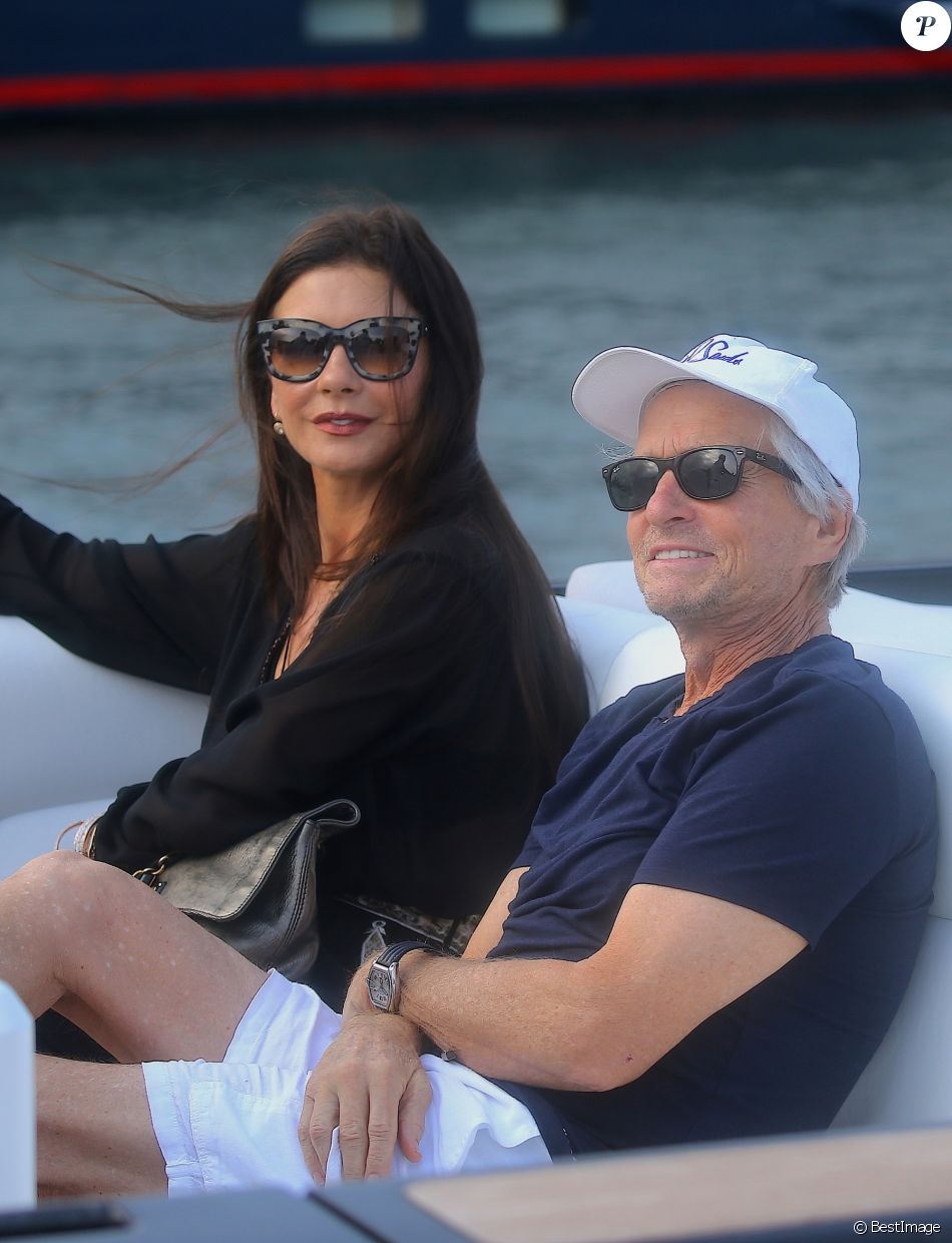 Catherine ZetaJones et son mari Michael Douglas sortent du restaurant Bagatelle, avant de