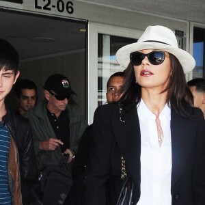 Michael Douglas et sa femme Catherine Zeta-Jones arrivent à l'aéroport de Los Angeles avec leurs enfants Dylan et Carys, le 16 août 2015.