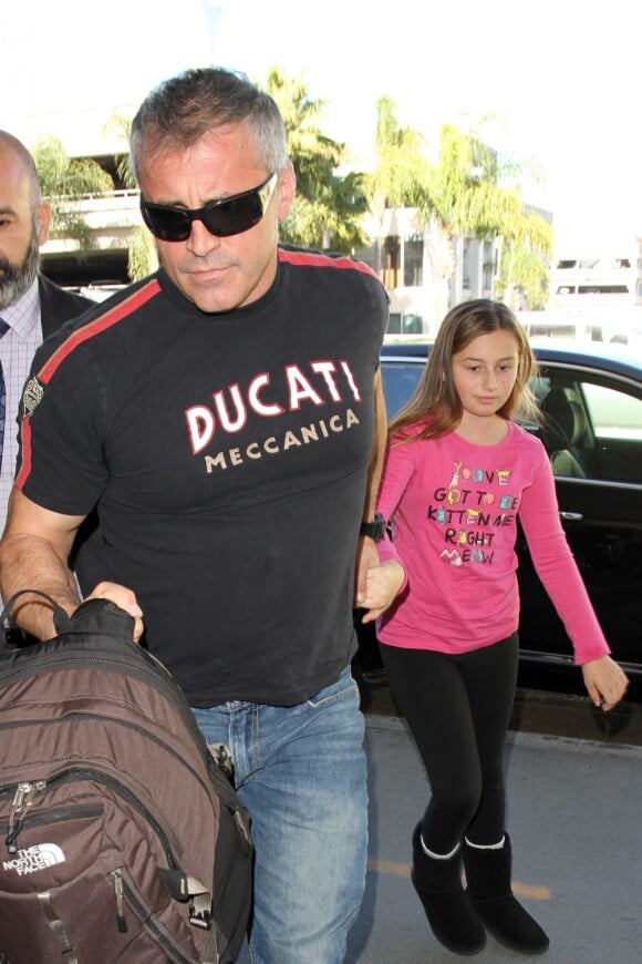 Matt LeBlanc arrive à l'aéroport de Los Angeles avec sa fille Marina le 20 novembre 2015.