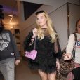 Kesha arrive à l'aéroport de LAX à Los Angeles pour prendre l’avion. Elle porte un sac Chanel rose. Le 8 décembre 2016