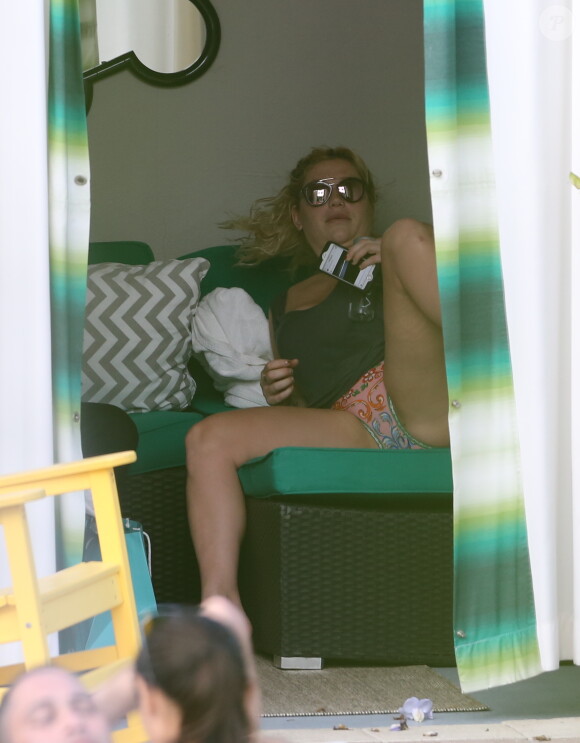 Kesha se relaxe en vacances à Miami le 19 novembre 2016