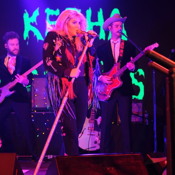 Kesha en concert au Best Buddies Miami Gala - 2016 Rock Legends à Miami. La star semble avoir encore grossi... Le 18 novembre 2016