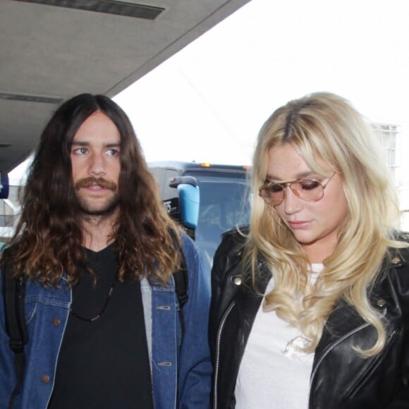 Kesha arrive à l'aéroport de Los Angeles (LAX), le 17 novembre 2016.